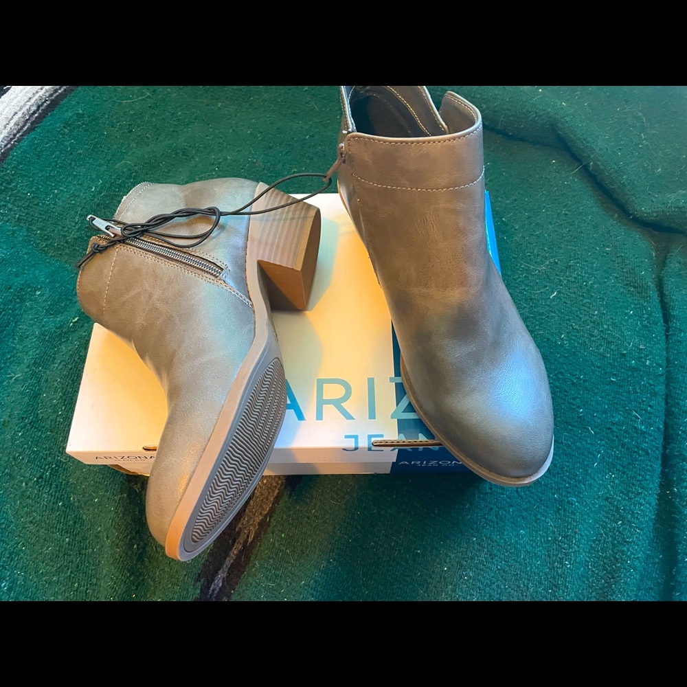 Gray Arizona Jean Co. boots. #nwt